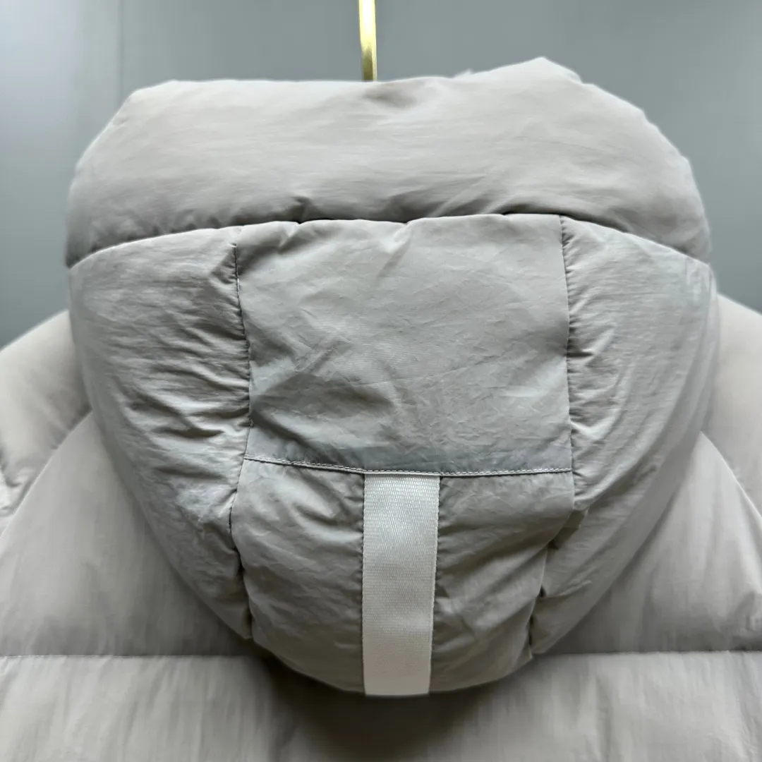 P780 𝗖𝗔𝗡𝗔𝗗𝗔 𝗚𝗢𝗢𝗦𝗘/Canada Goose capsule series macaron white label down jacket Fabric: Made of soft EnduraLuxe fabric imported from DuPont, CORDURA, USA, which enhances the durability of easy-to-wear parts, is lightweight and durable; the liner is made of 400T anti-velvet gallbladder, which is comfortable, soft and non-velvet. Hat: It has a detachable hood, which can be adjusted in two directions, and is also filled with down, which brings greater softness and wrapping around the head and neck, and is full of warmth. This parka has white trim at the back and around the hood, and the hood hardware is all original and custom-made to match the soft color of the fabric. Goose logo: The official website’s new series of large goose logos made of silicone, non-embroidered logos. Length: Fit hip-length. Accessories: The chest chain and pocket chain are all customized by YKK zipper company, and the zippers are consistent with the original color of the clothes; the zipper placket and inner straps are customized with the original Canada Goose logo; the cuffs are made of cashmere ribbing to increase comfort and lock in heat. Pockets: 3 exterior pockets: Fleece-lined hand-warmer pockets with two-way zipper closure for easy access. Security pocket with zipper closure under fly; 2 interior pockets: drop-in pocket Colors: Melt Blue, Moonlight Lime, Soft Pink, Beichen White Sizes: 𝗫𝗦-𝗦-𝗠